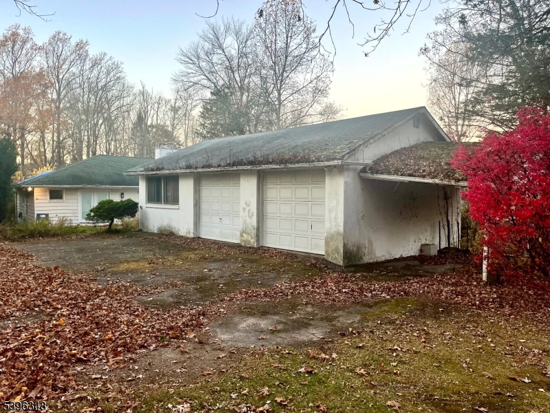 Detached 2 Car w/ Carport