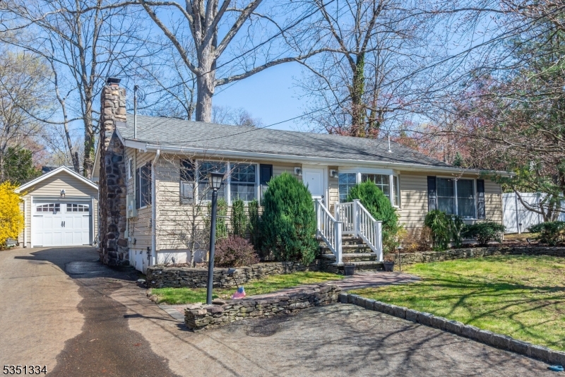 Detached Garage & Driveway
