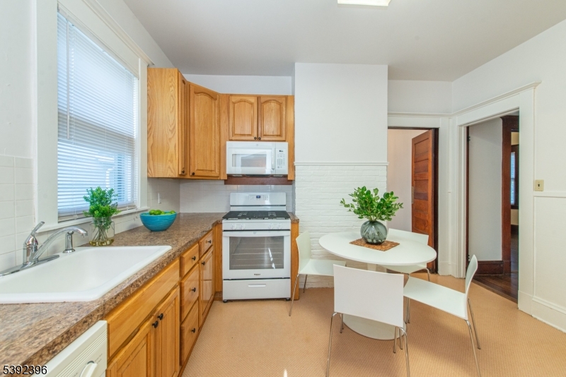 Eat-in Kitchen
