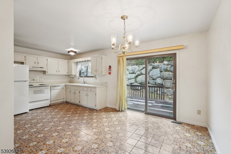 LARGE EAT IN KITCHEN