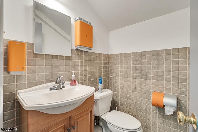 1/2 Bath