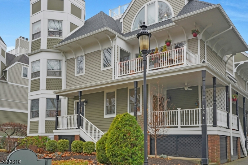 Welcome to this fully renovated townhome at franklin Corners