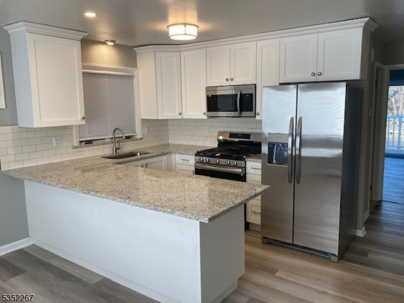 All New Kitchen with SS appliances, Granite countertops