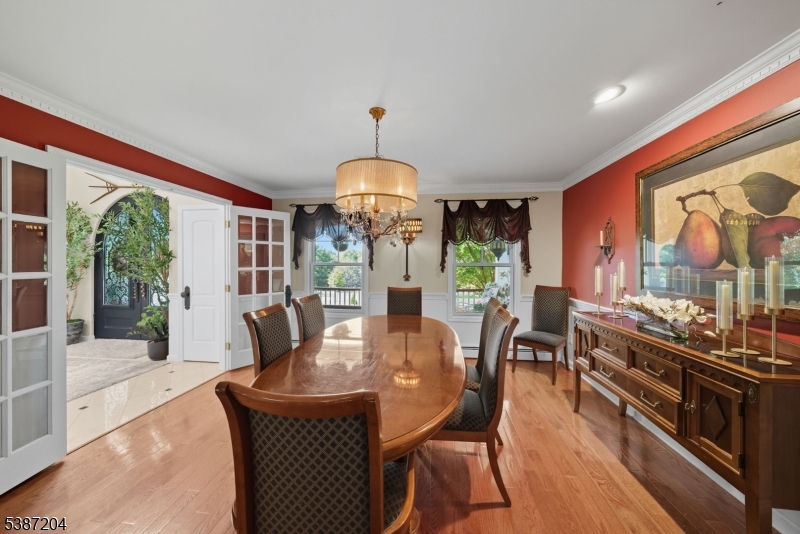Dinning Rom Large dining room with double windows overlooking the front garden.