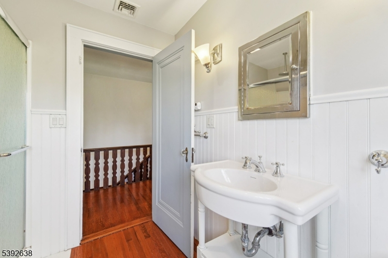 2nd Floor Full Bathroom