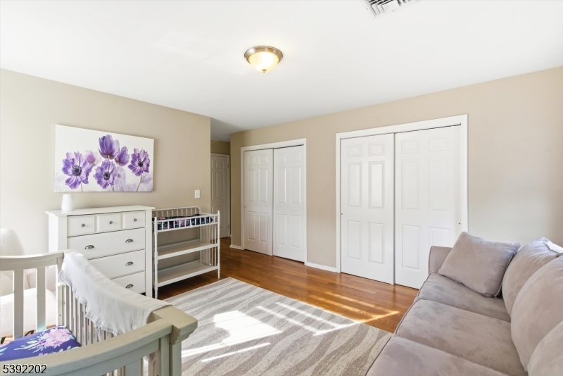 Primary suite w/ 2 closets