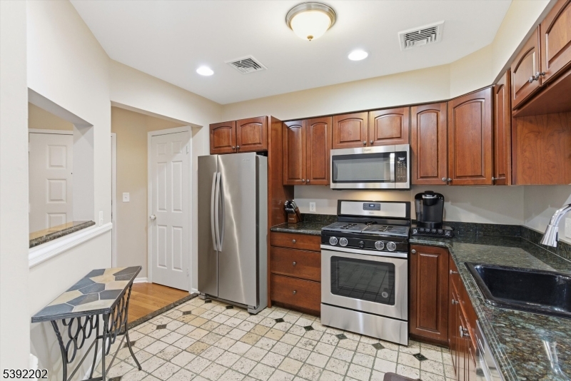 Kitchen w Granite & SS applncs