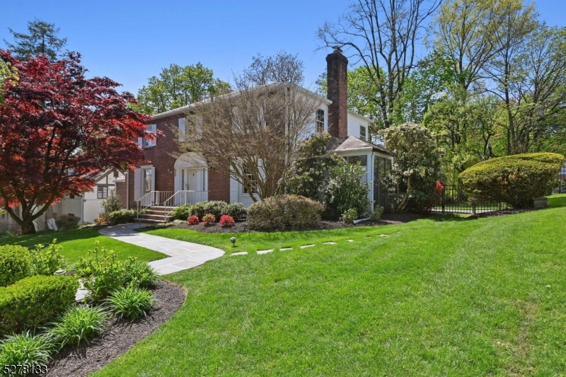 5 Bedroom Colonial, walk to everything