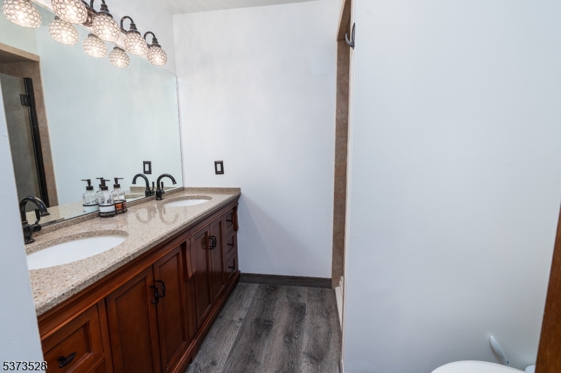 primary bath w stall shower
