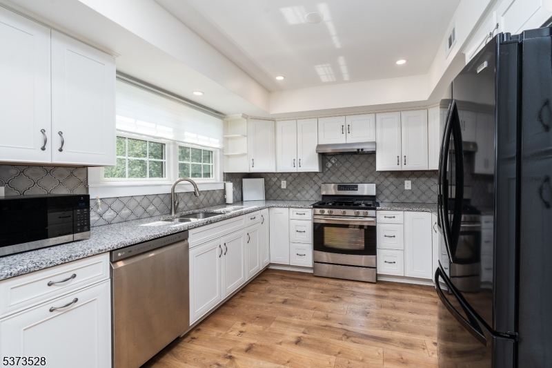 Big Kitchen Great storage and counterspace
