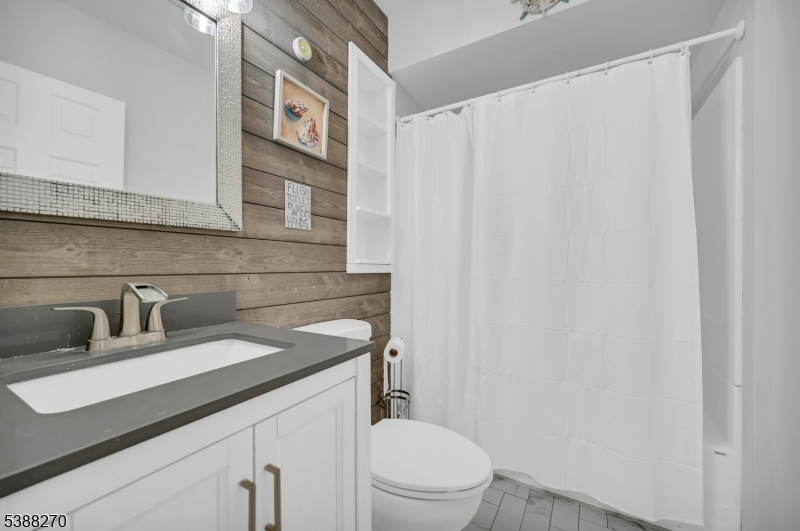 Bathroom (main floor)