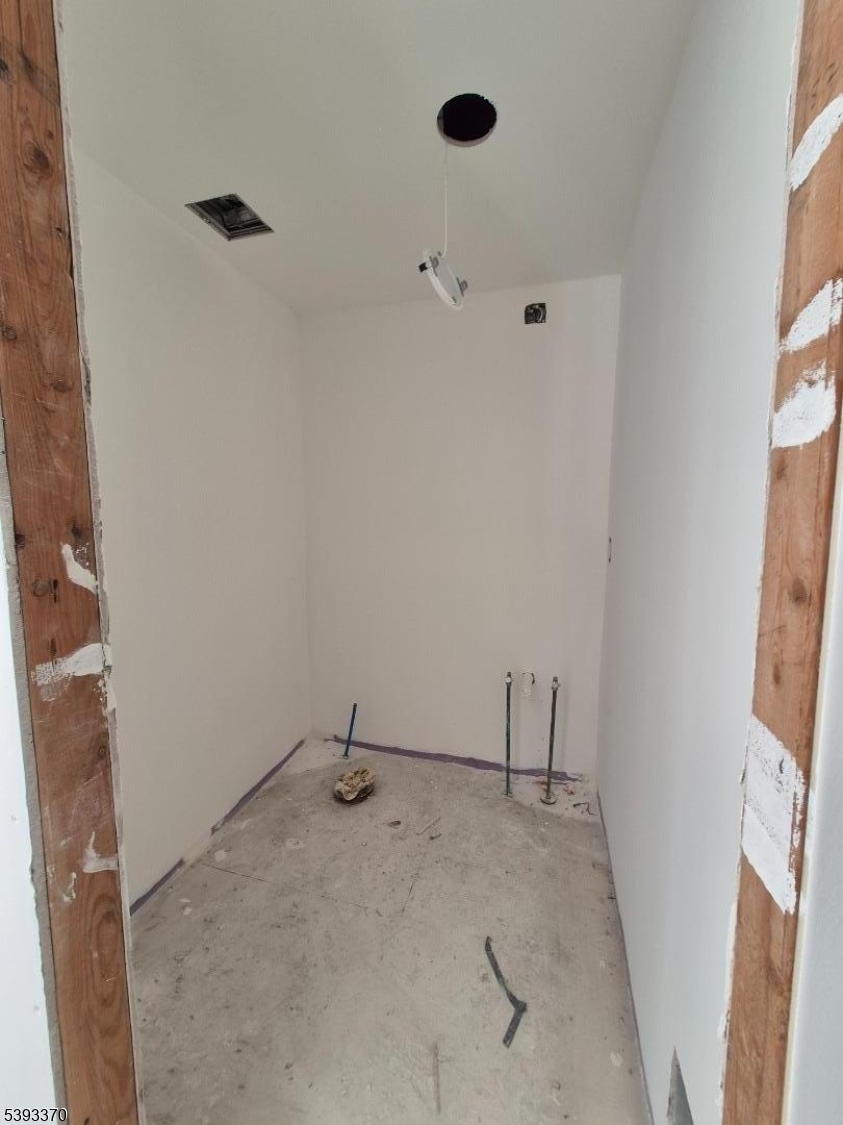 LAUNDRY ROOM 1ST FLOOR