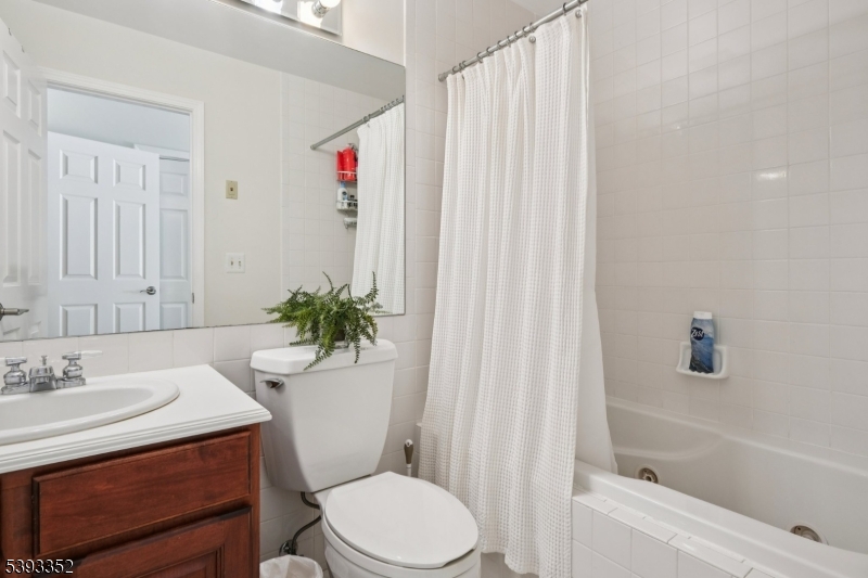 Full Bathroom in 2nd Bedrm