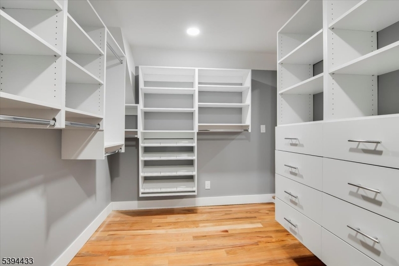 Walk in closet - Primary