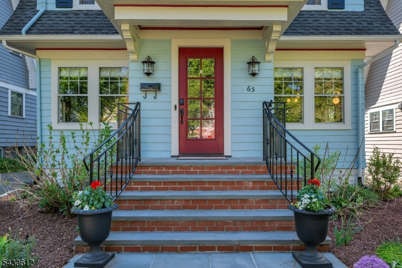 Front of house Great curb appeal!