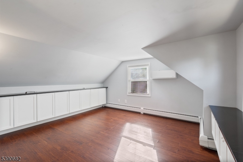 Upstairs Bedroom w built ins
