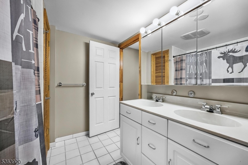 Bedroom suite bath