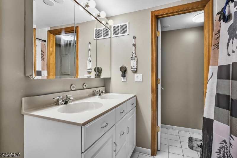 Bedroom suite bath