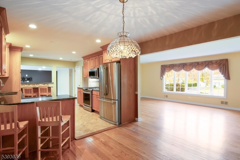 Dining Room & Peninsula