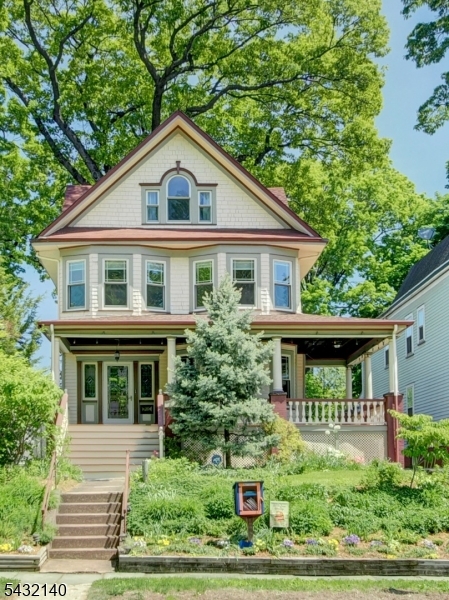 Arts & Crafts Colonial