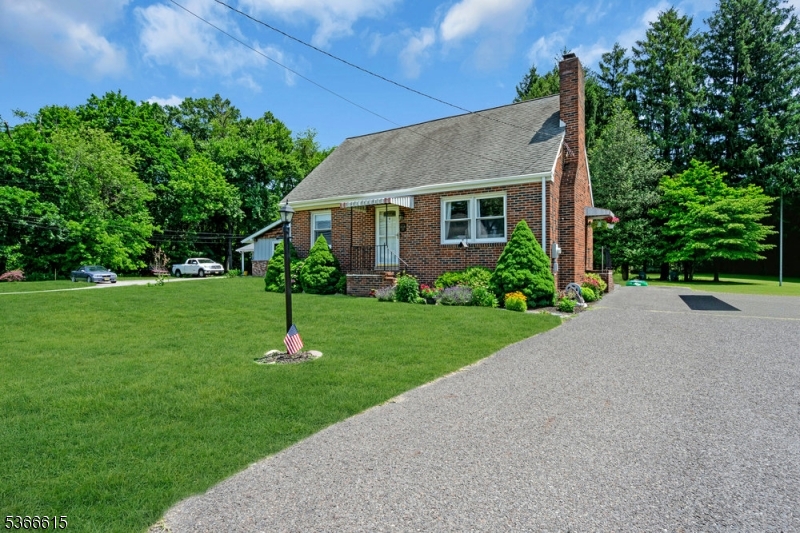 Driveway, parking for 6 cards