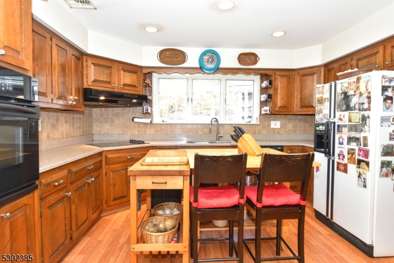 Kitchen (main floor)