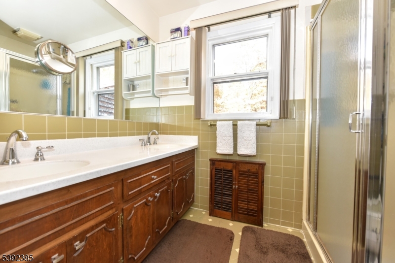 Primary (en suite) bathroom