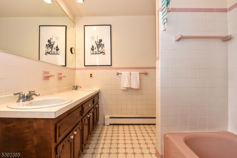 Full Bathroom (Jack/Jill)