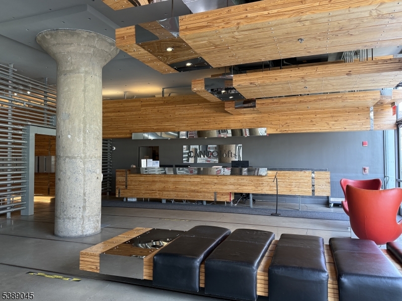 Lobby w/24 hr Concierge