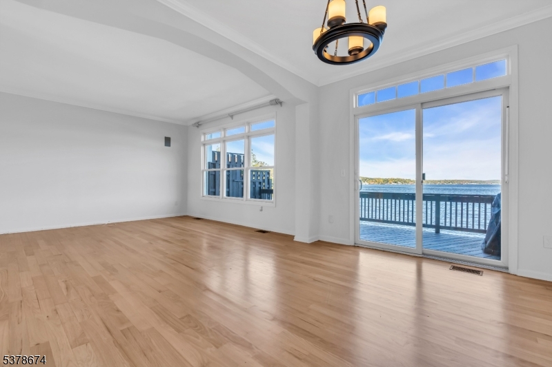 Access to deck Privacy deck overlooking the lakefront, dock and sidewalk. Hard line for gas grill, never need a propane tank.