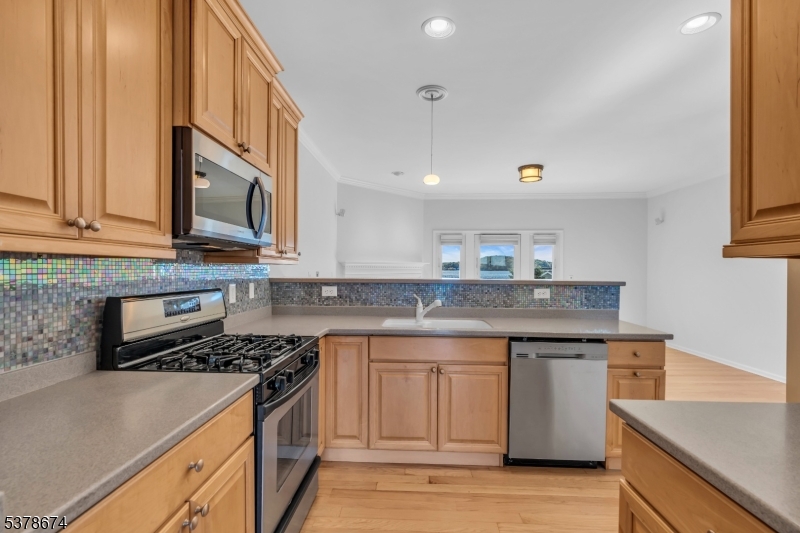 Kitchen/stainless applicance Gas cooking, stainless appliances. Oak cabinetry