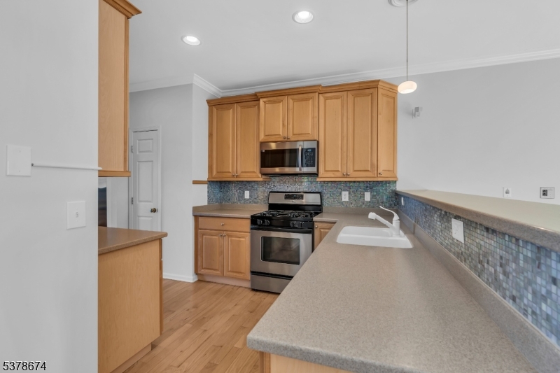 Breakfast bar, pantry Plenty of counter space. Breakfast bar and tiled backsplash