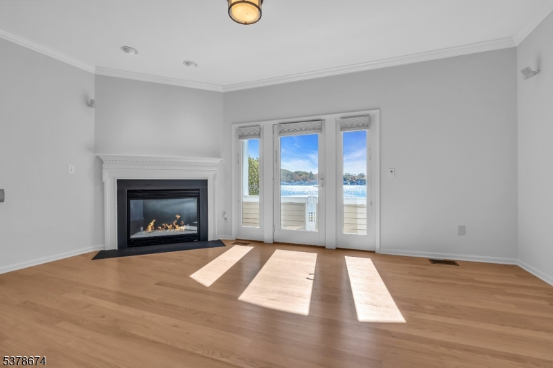 Family rm, gas fireplace