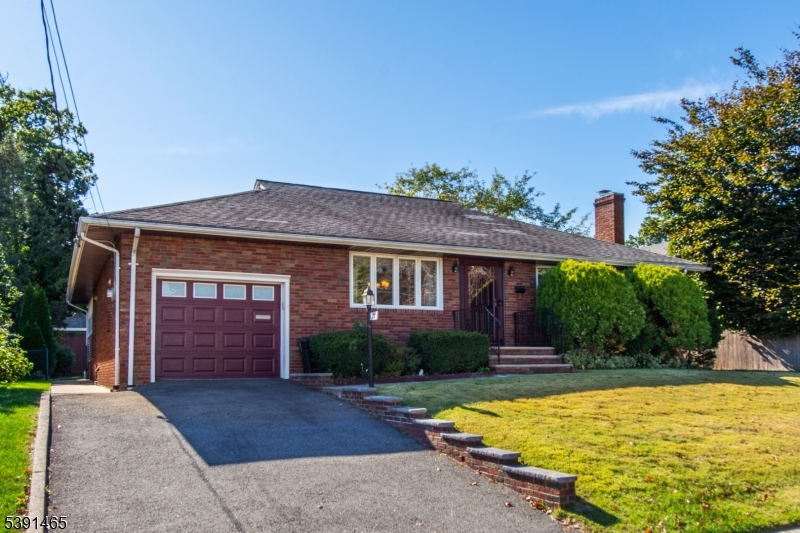 Ranch -2 Carwide drvway & Garg