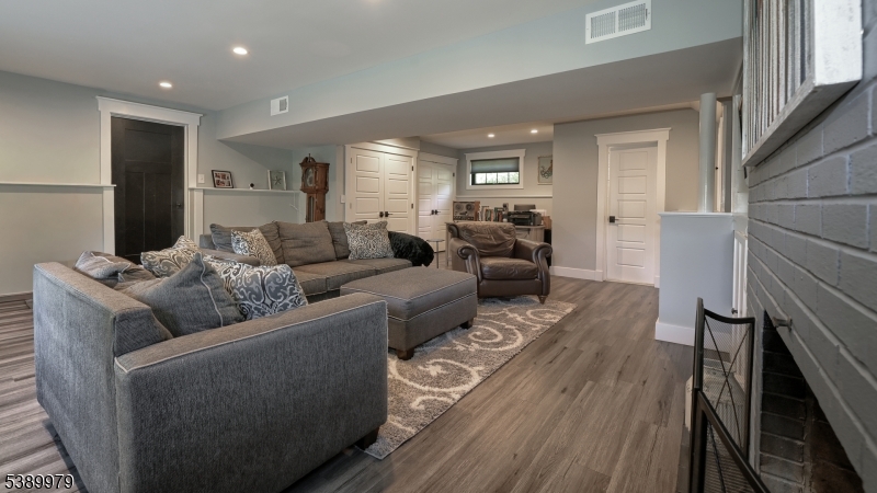 Family Room w/gas fireplace