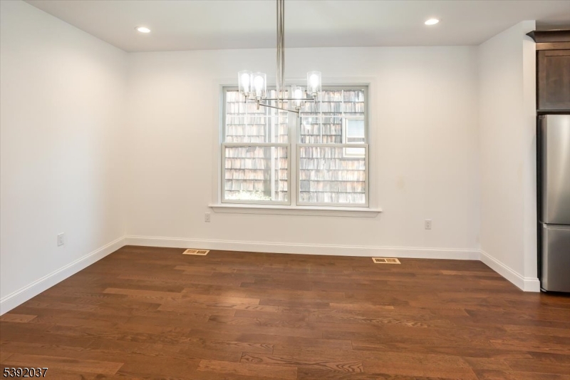 Dining Room Light & Bright With Recessed Lighting