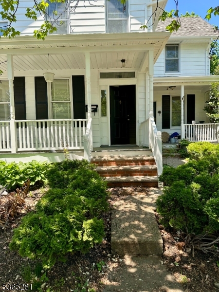 Private entrance and opensitting porch