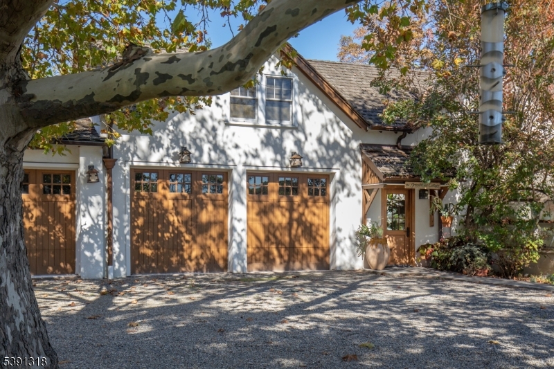 Cottage front with 2 car garage