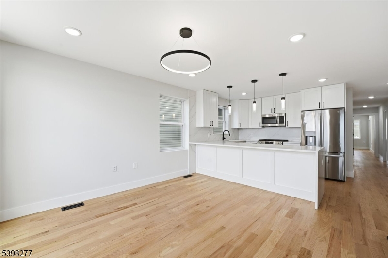 Livingroom to Kitchen