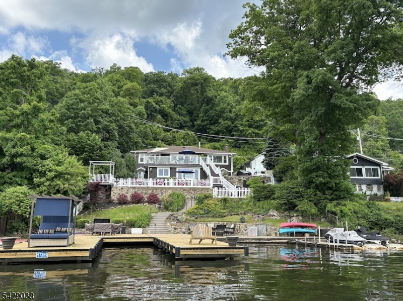 Welcome to Laketastic Sagebrook Retreat on Lake Hopatcong NJ