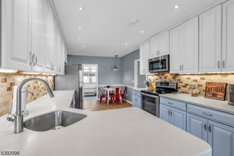 Eat-in Kitchen