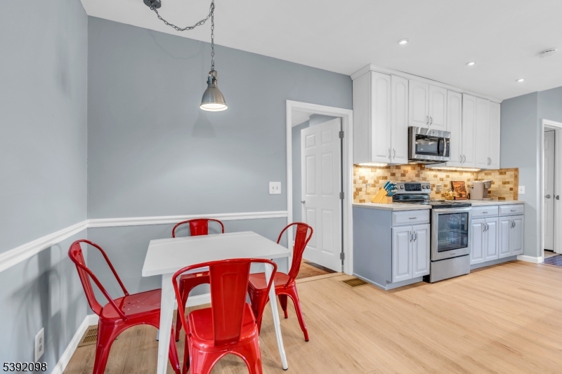 Eat-in Kitchen