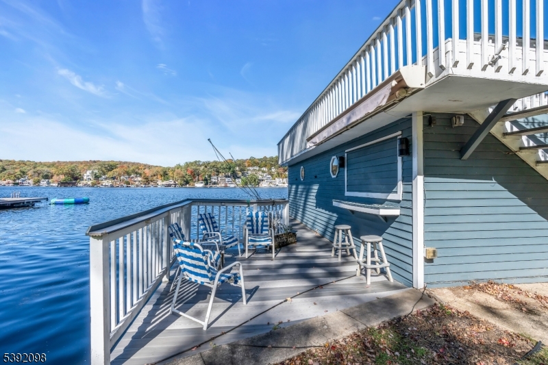 Boathouse deck w/dry bar