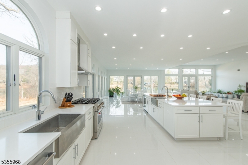 All high end appliances and loads of cabinet space make this kitchen absolutely ideal!