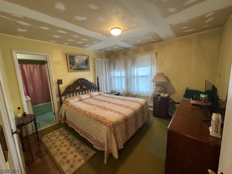 Master Bedroom Features a full bath.
