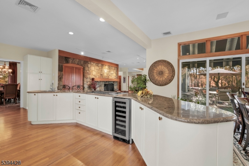 Eat-in Kitchen Center Island