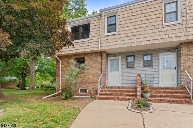 Welcome to 1901 Wilshire Court!