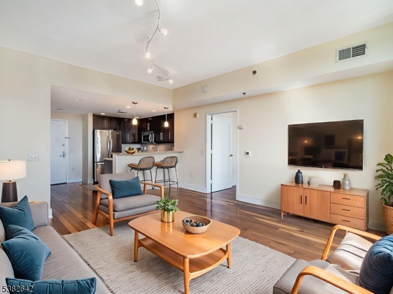 This room has been virtually staged for visual effect only, using virtual staging software.