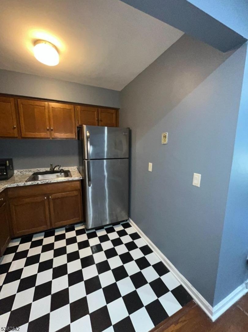 NEWLY PAINTED kITCHEN