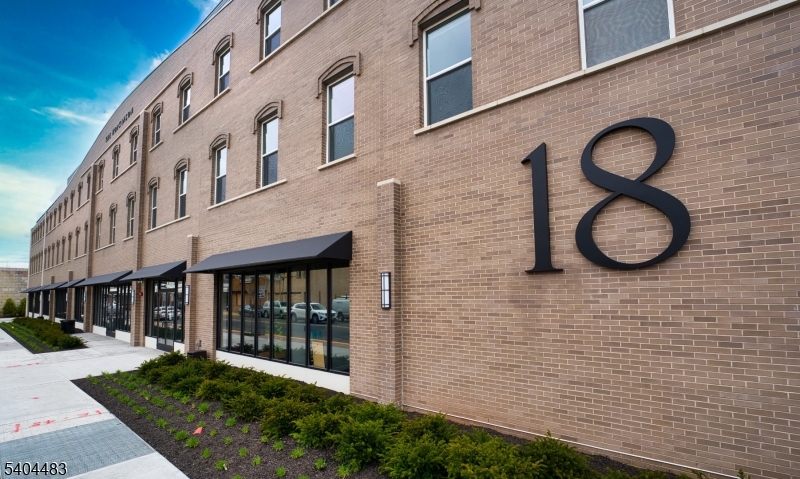 18 W Main St - Photo